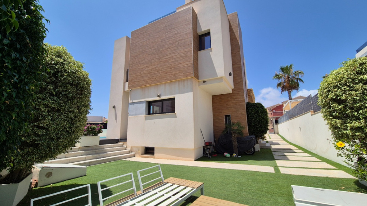 For sale - 4 Bedroom 4 Bathroom House - Detached Villa in Torrevieja - Torrevieja Centro  - Alicante