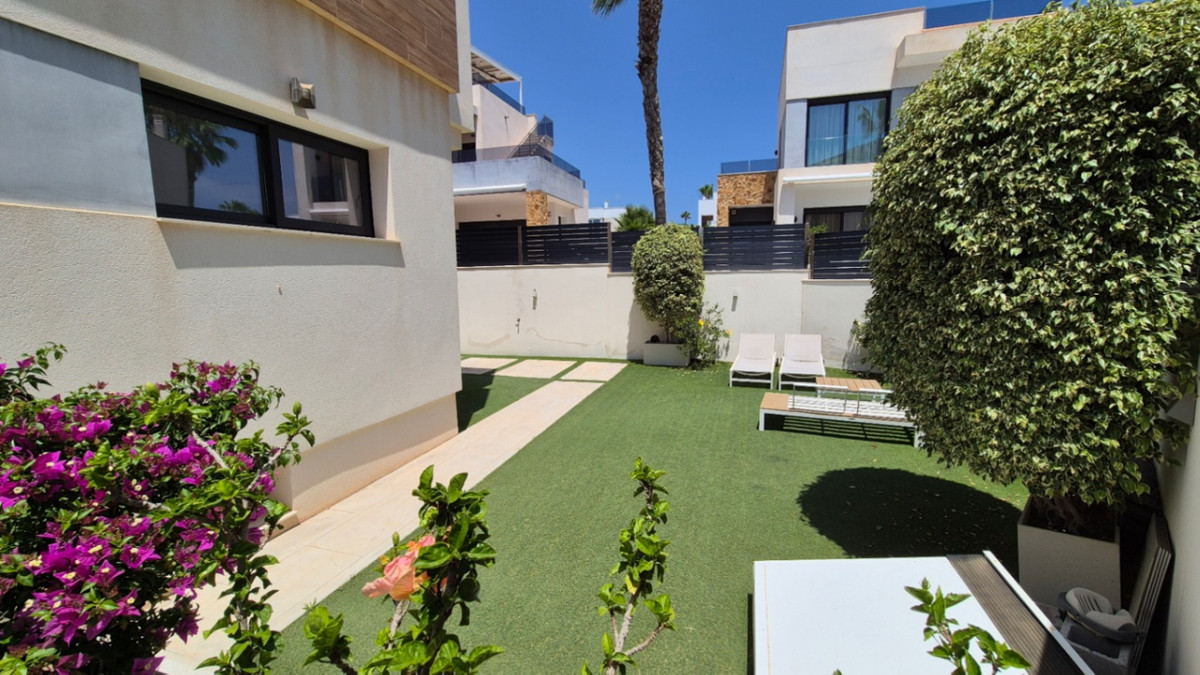 For sale - 4 Bedroom 4 Bathroom House - Detached Villa in Torrevieja - Torrevieja Centro  - Alicante