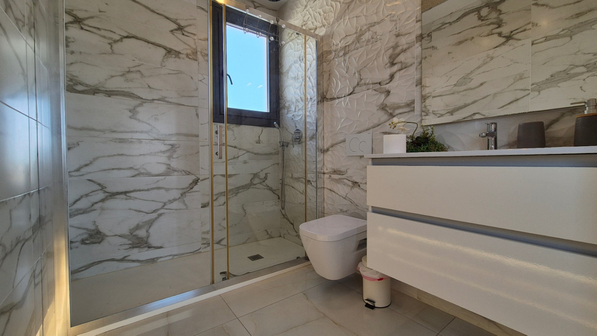 For sale - 4 Bedroom 4 Bathroom House - Detached Villa in Torrevieja - Torrevieja Centro  - Alicante
