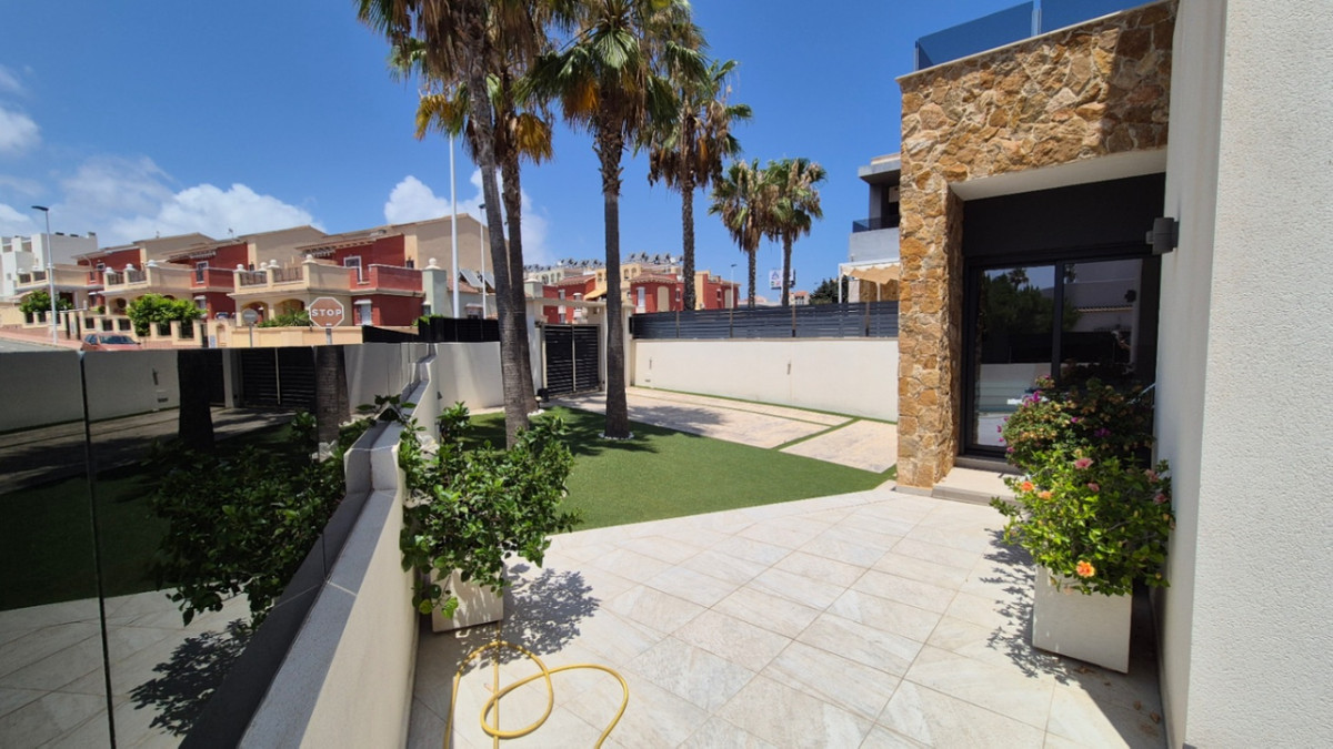 For sale - 4 Bedroom 4 Bathroom House - Detached Villa in Torrevieja - Torrevieja Centro  - Alicante