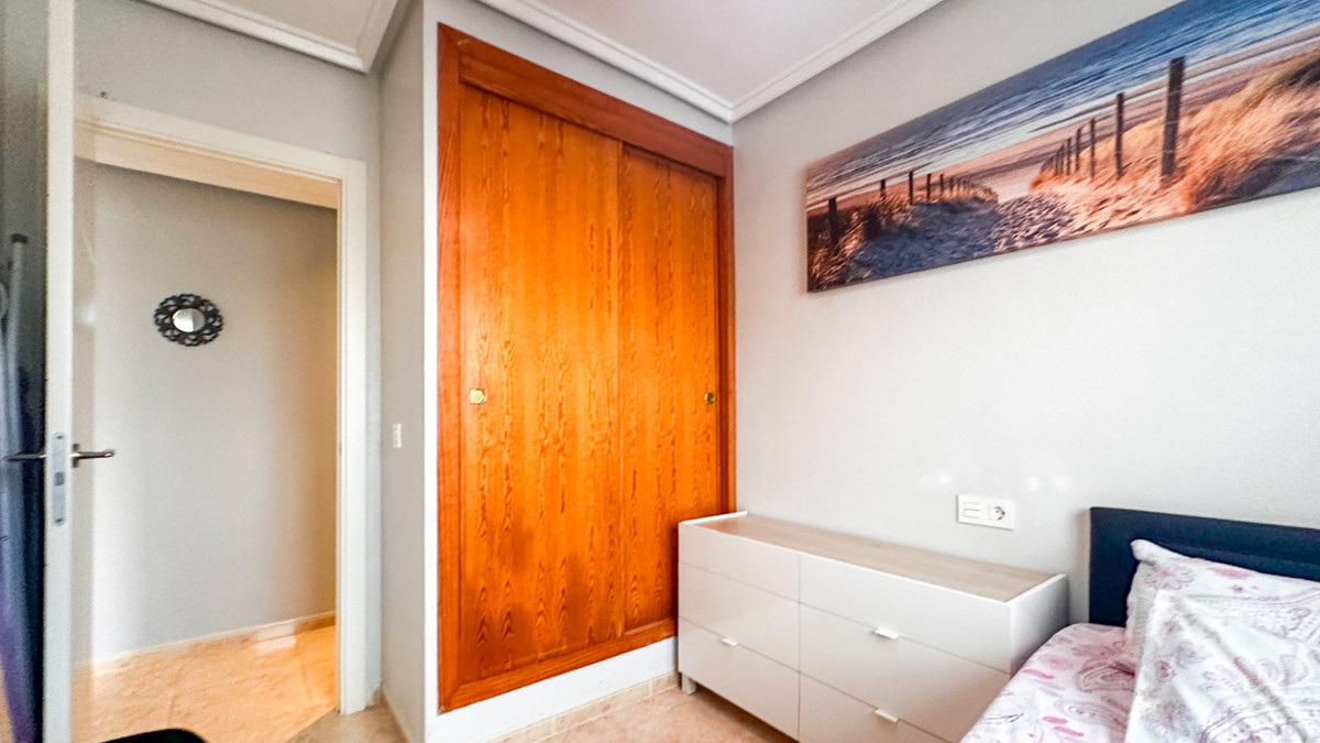 For sale - 3 Bedroom 2 Bathroom Apartment - Middle Floor Apartment in Torrevieja - Torrevieja Centro  - Alicante