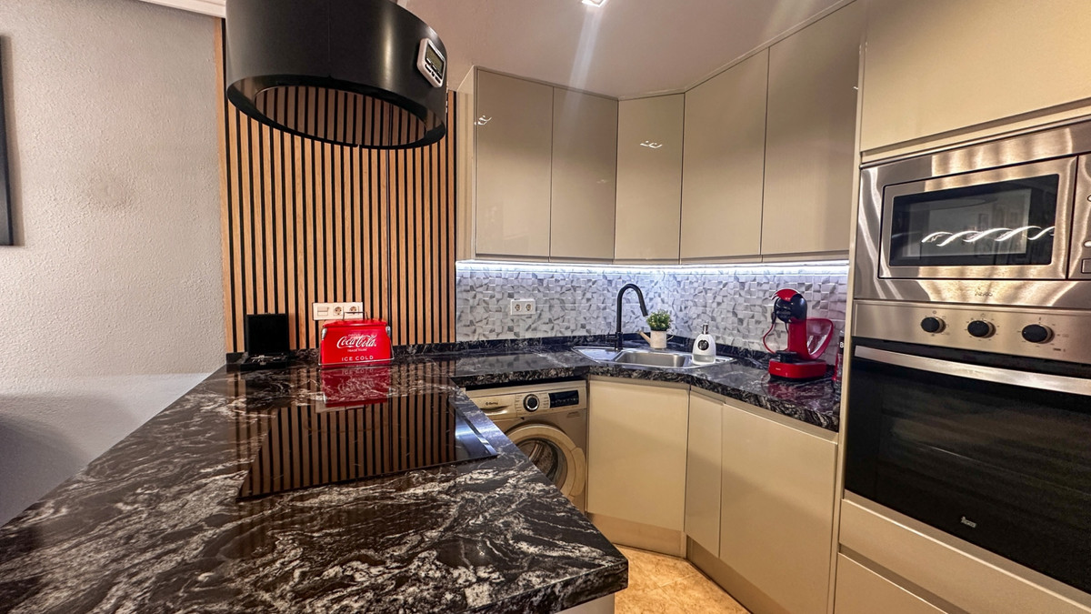For sale - 3 Bedroom 2 Bathroom Apartment - Middle Floor Apartment in Torrevieja - Torrevieja Centro  - Alicante