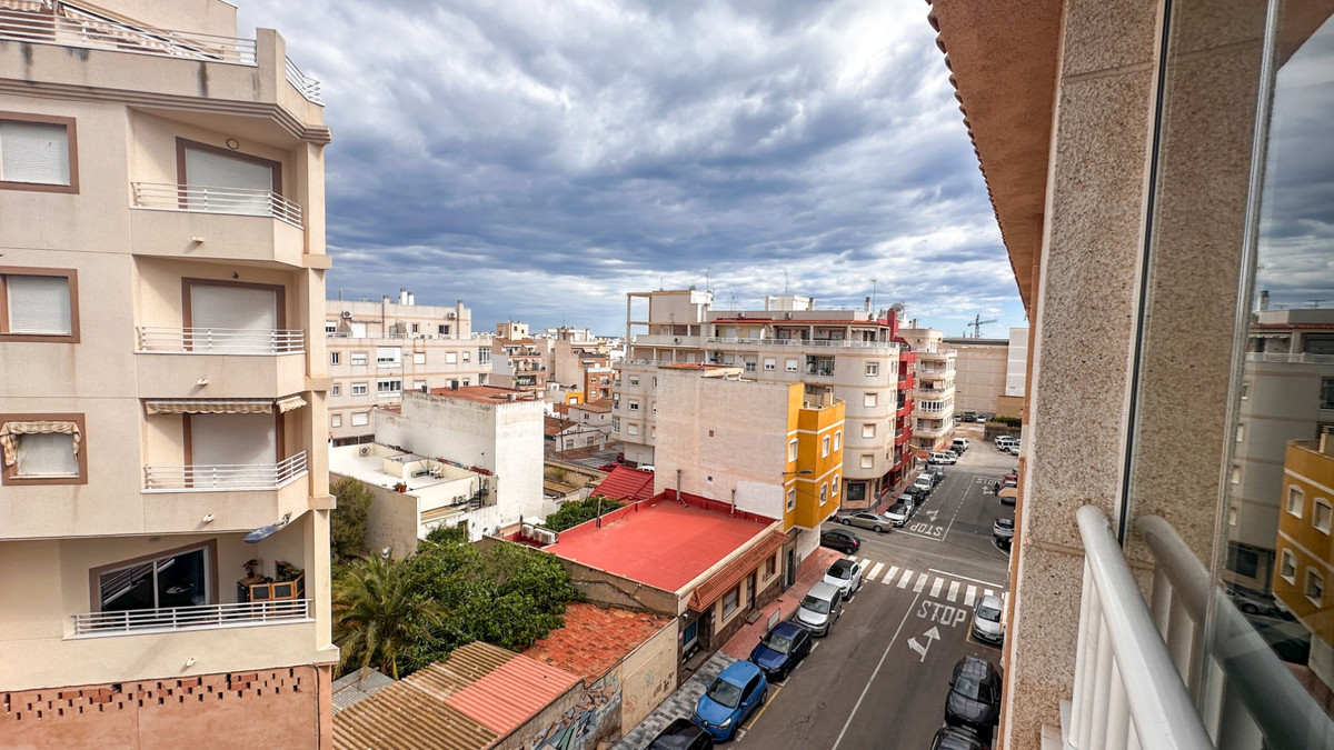 For sale - 3 Bedroom 2 Bathroom Apartment - Middle Floor Apartment in Torrevieja - Torrevieja Centro  - Alicante