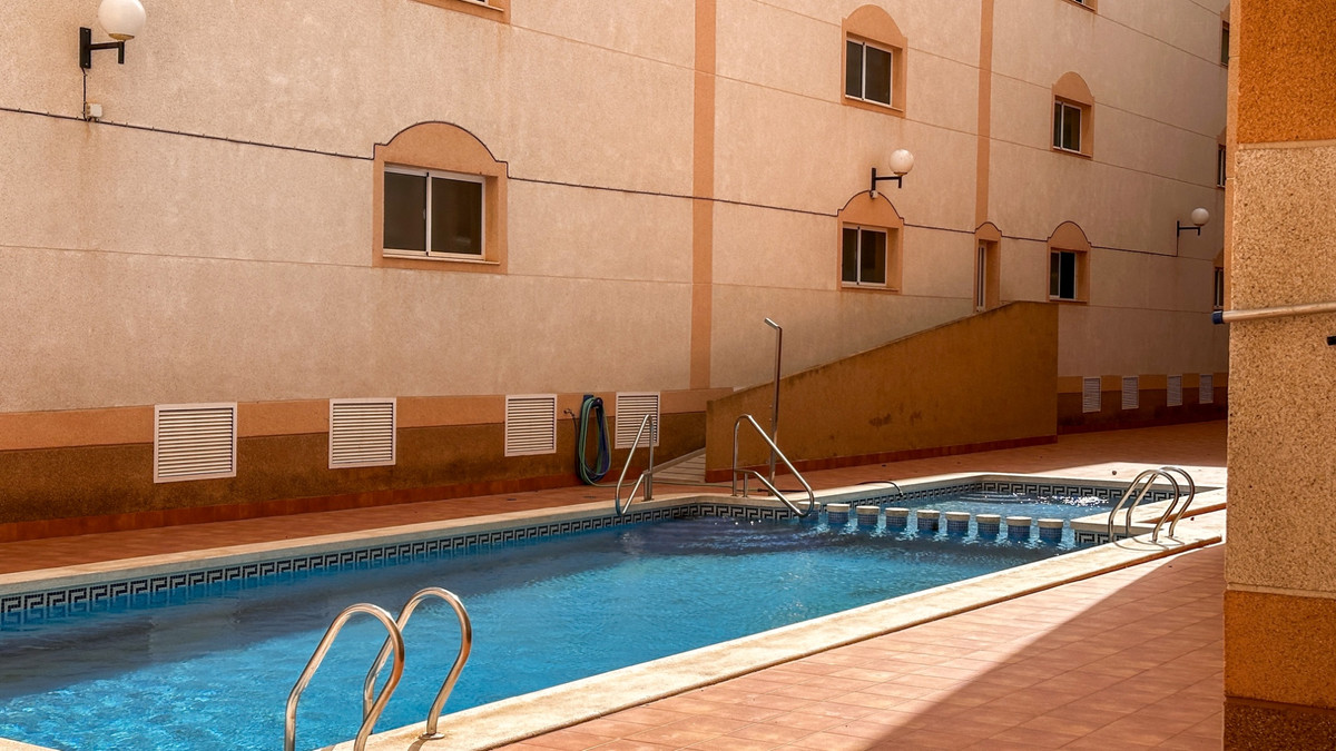 For sale - 3 Bedroom 2 Bathroom Apartment - Middle Floor Apartment in Torrevieja - Torrevieja Centro  - Alicante