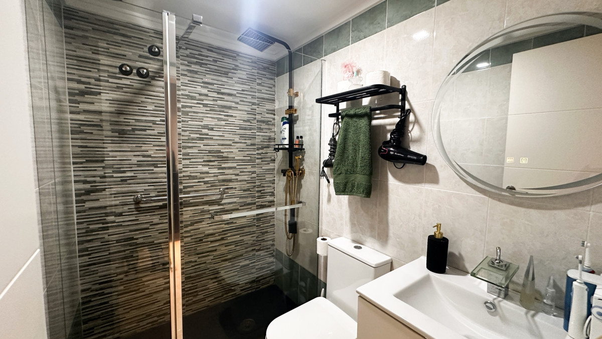 For sale - 3 Bedroom 2 Bathroom Apartment - Middle Floor Apartment in Torrevieja - Torrevieja Centro  - Alicante