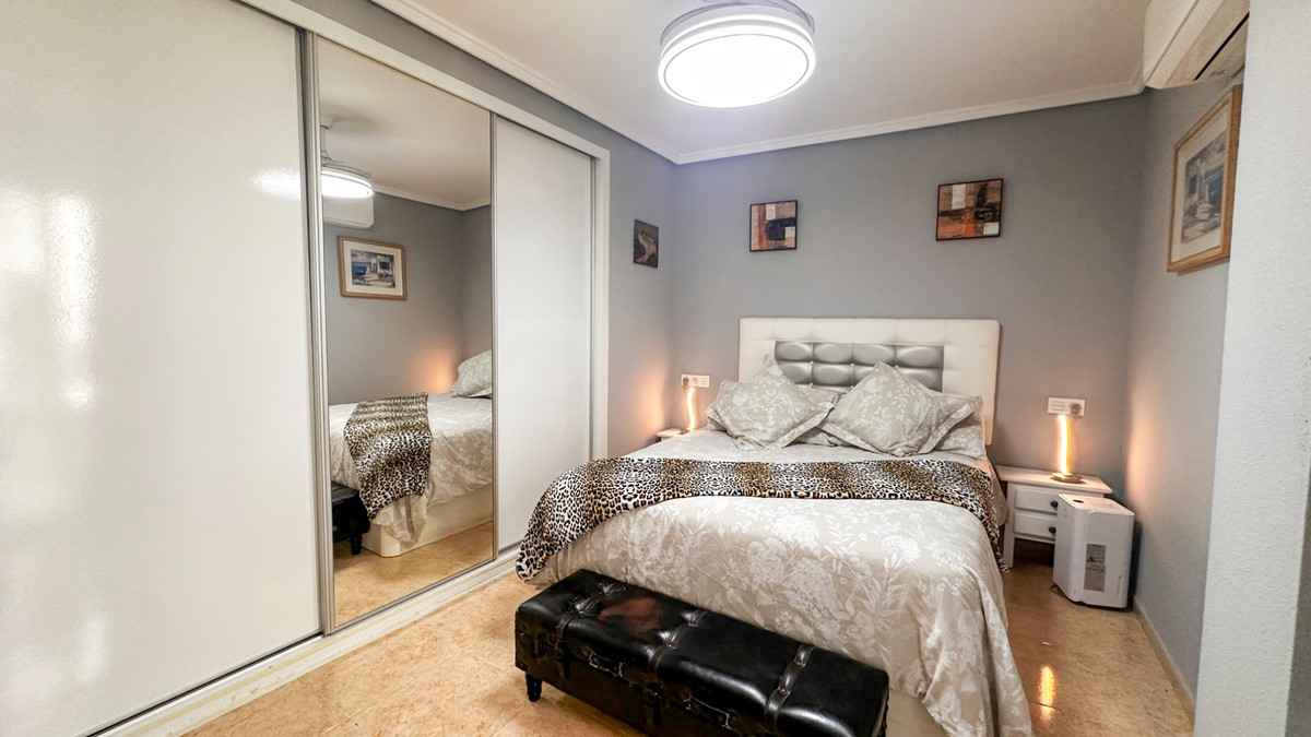 For sale - 3 Bedroom 2 Bathroom Apartment - Middle Floor Apartment in Torrevieja - Torrevieja Centro  - Alicante