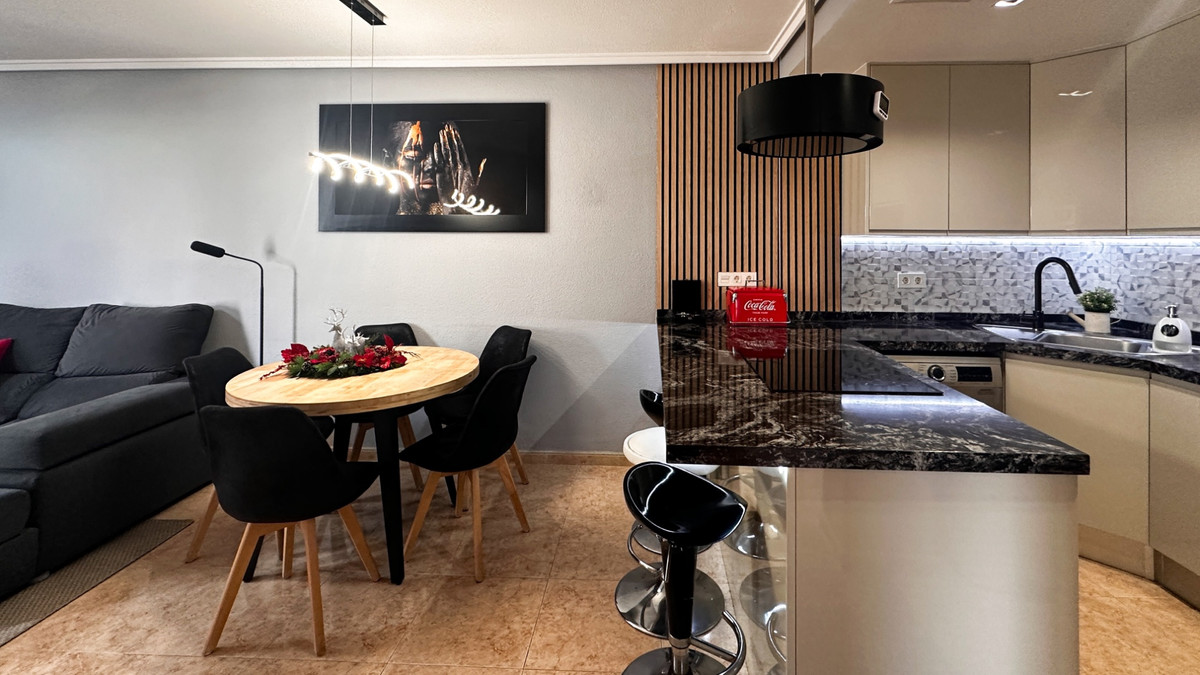 For sale - 3 Bedroom 2 Bathroom Apartment - Middle Floor Apartment in Torrevieja - Torrevieja Centro  - Alicante