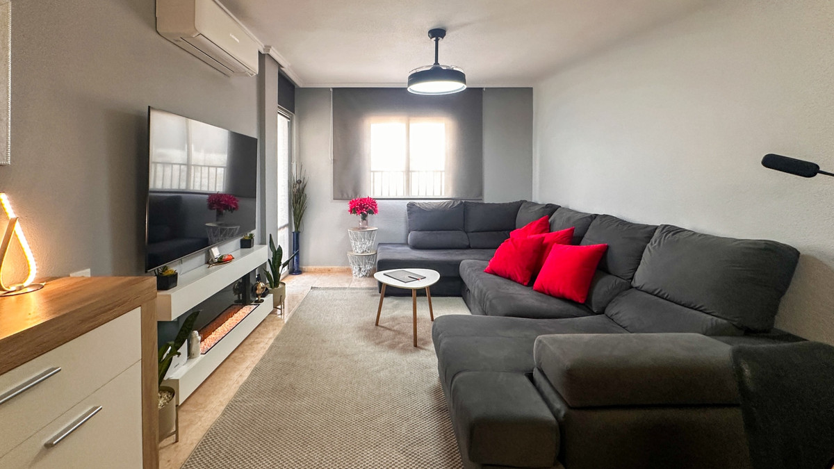 For sale - 3 Bedroom 2 Bathroom Apartment - Middle Floor Apartment in Torrevieja - Torrevieja Centro  - Alicante