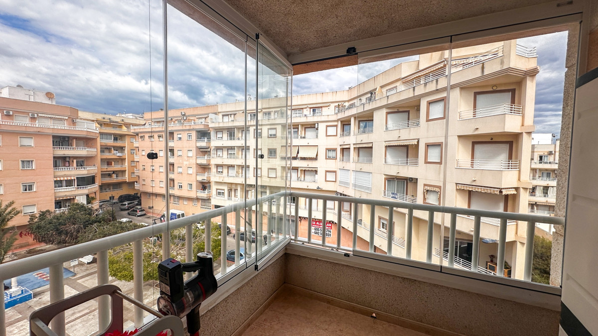 For sale - 3 Bedroom 2 Bathroom Apartment - Middle Floor Apartment in Torrevieja - Torrevieja Centro  - Alicante