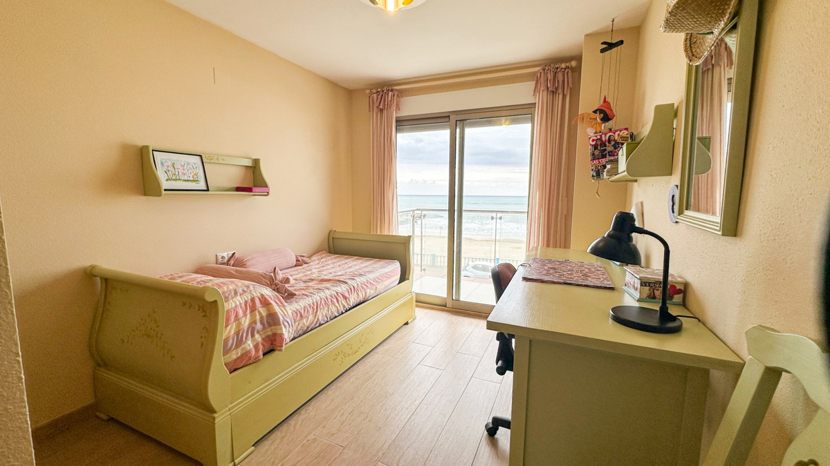 For sale - 4 Bedroom 3 Bathroom Apartment - Middle Floor Apartment in Torrevieja - Playa de los Locos  - Alicante