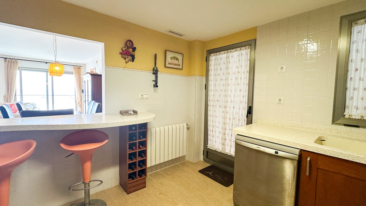 For sale - 4 Bedroom 3 Bathroom Apartment - Middle Floor Apartment in Torrevieja - Playa de los Locos  - Alicante