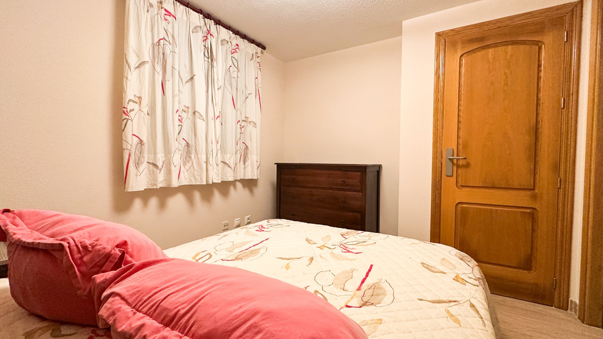 For sale - 4 Bedroom 3 Bathroom Apartment - Middle Floor Apartment in Torrevieja - Playa de los Locos  - Alicante