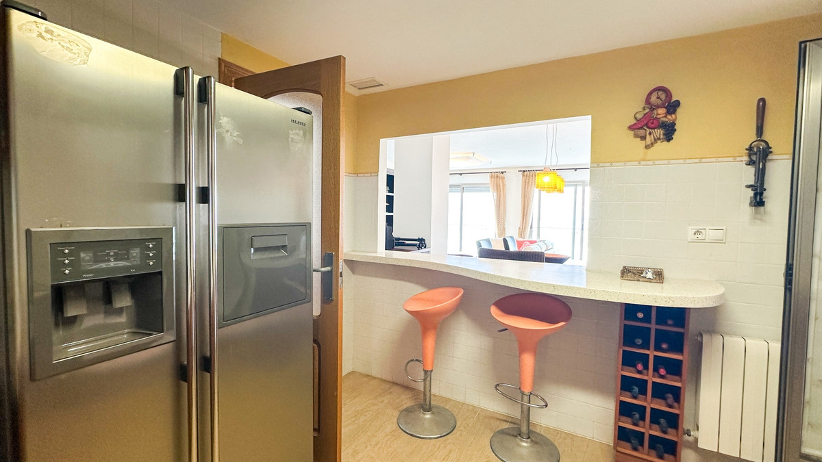 For sale - 4 Bedroom 3 Bathroom Apartment - Middle Floor Apartment in Torrevieja - Playa de los Locos  - Alicante