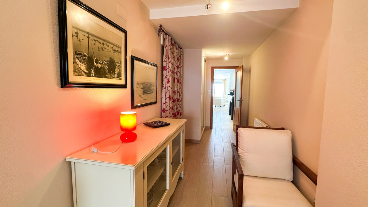 For sale - 4 Bedroom 3 Bathroom Apartment - Middle Floor Apartment in Torrevieja - Playa de los Locos  - Alicante