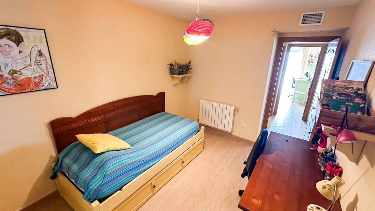 For sale - 4 Bedroom 3 Bathroom Apartment - Middle Floor Apartment in Torrevieja - Playa de los Locos  - Alicante