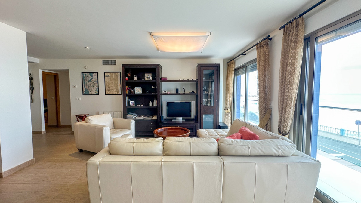 For sale - 4 Bedroom 3 Bathroom Apartment - Middle Floor Apartment in Torrevieja - Playa de los Locos  - Alicante
