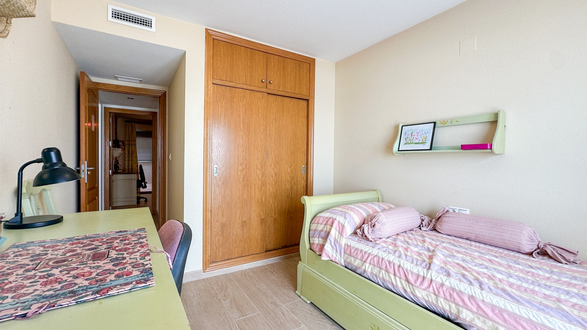 For sale - 4 Bedroom 3 Bathroom Apartment - Middle Floor Apartment in Torrevieja - Playa de los Locos  - Alicante