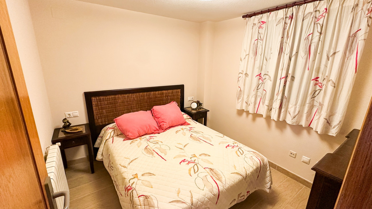 For sale - 4 Bedroom 3 Bathroom Apartment - Middle Floor Apartment in Torrevieja - Playa de los Locos  - Alicante