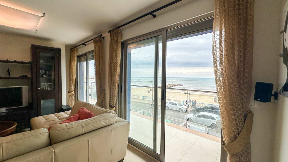 For sale - 4 Bedroom 3 Bathroom Apartment - Middle Floor Apartment in Torrevieja - Playa de los Locos  - Alicante