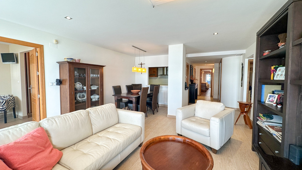For sale - 4 Bedroom 3 Bathroom Apartment - Middle Floor Apartment in Torrevieja - Playa de los Locos  - Alicante