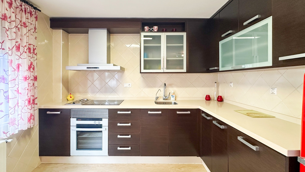 For sale - 4 Bedroom 3 Bathroom Apartment - Middle Floor Apartment in Torrevieja - Playa de los Locos  - Alicante