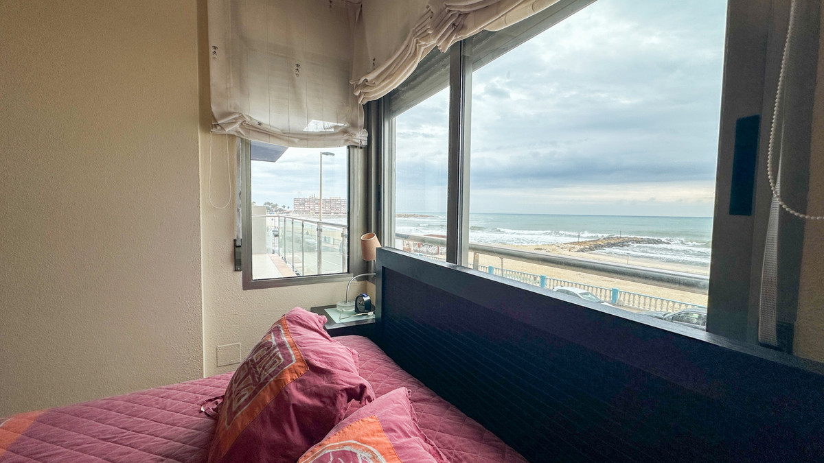 For sale - 4 Bedroom 3 Bathroom Apartment - Middle Floor Apartment in Torrevieja - Playa de los Locos  - Alicante