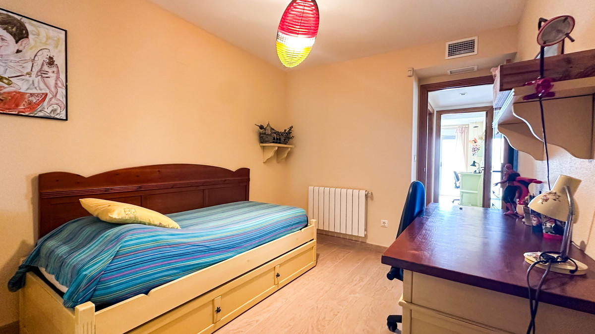 For sale - 4 Bedroom 3 Bathroom Apartment - Middle Floor Apartment in Torrevieja - Playa de los Locos  - Alicante