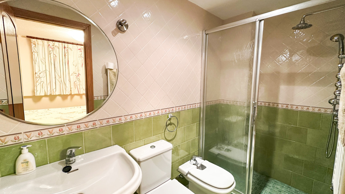 For sale - 4 Bedroom 3 Bathroom Apartment - Middle Floor Apartment in Torrevieja - Playa de los Locos  - Alicante