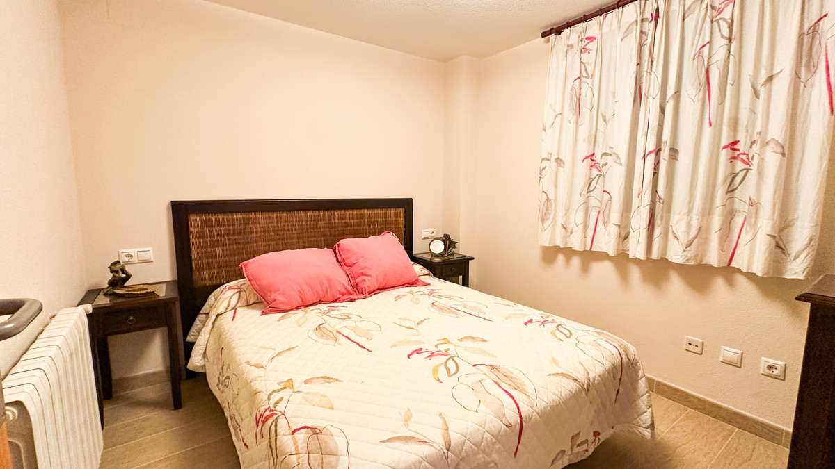 For sale - 4 Bedroom 3 Bathroom Apartment - Middle Floor Apartment in Torrevieja - Playa de los Locos  - Alicante