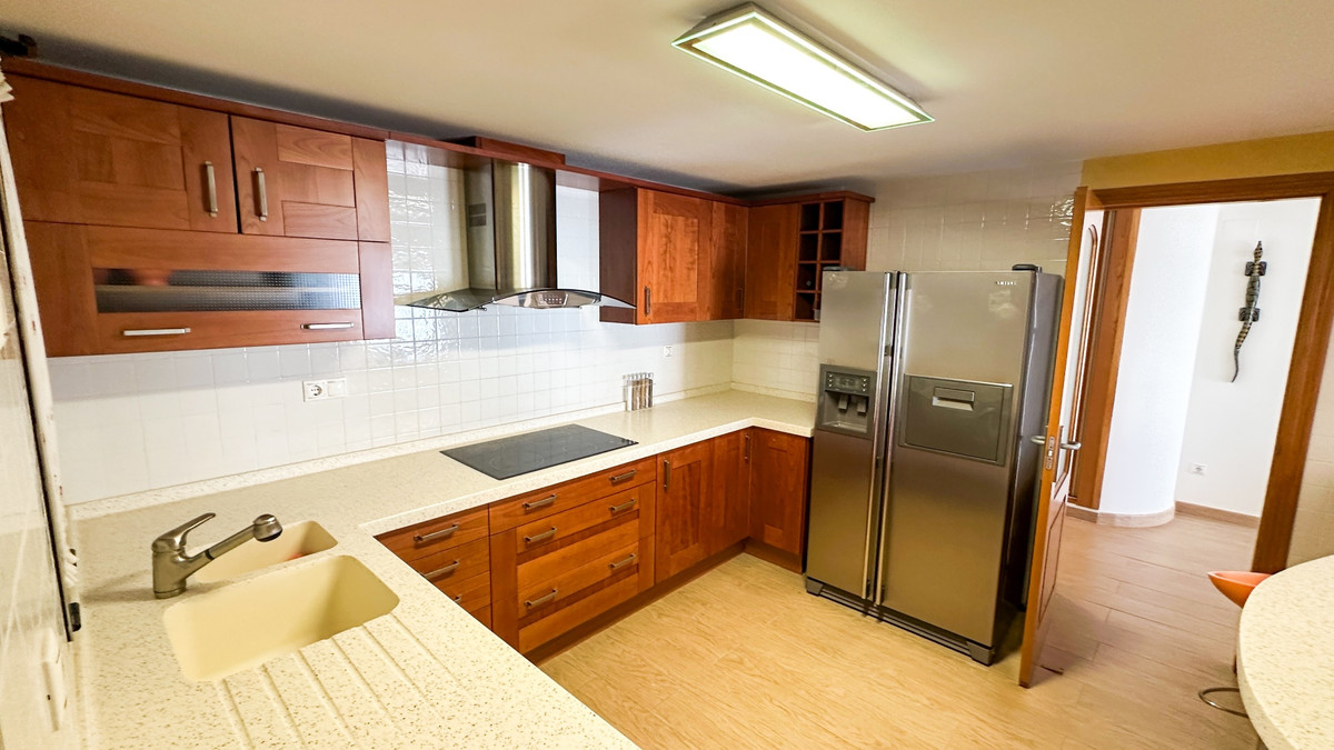 For sale - 4 Bedroom 3 Bathroom Apartment - Middle Floor Apartment in Torrevieja - Playa de los Locos  - Alicante