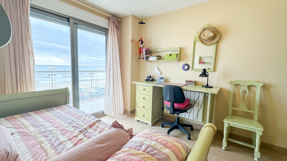 For sale - 4 Bedroom 3 Bathroom Apartment - Middle Floor Apartment in Torrevieja - Playa de los Locos  - Alicante