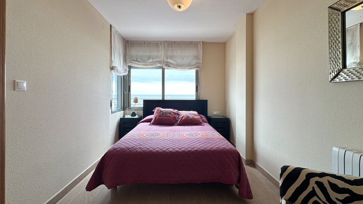 For sale - 4 Bedroom 3 Bathroom Apartment - Middle Floor Apartment in Torrevieja - Playa de los Locos  - Alicante