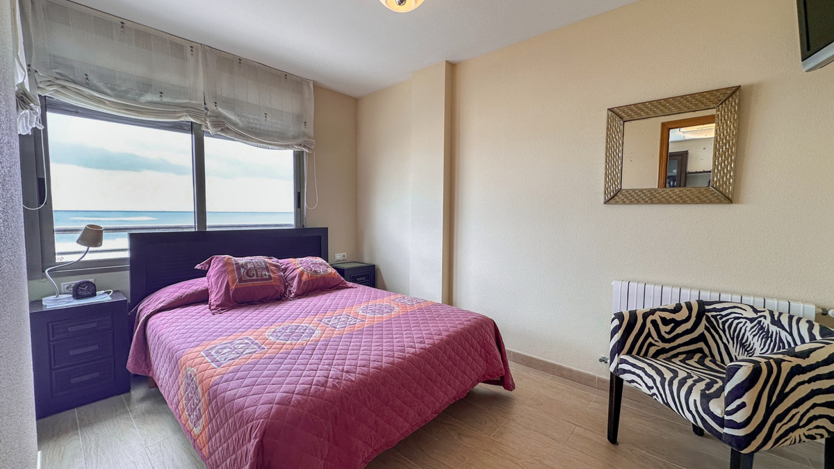 For sale - 4 Bedroom 3 Bathroom Apartment - Middle Floor Apartment in Torrevieja - Playa de los Locos  - Alicante