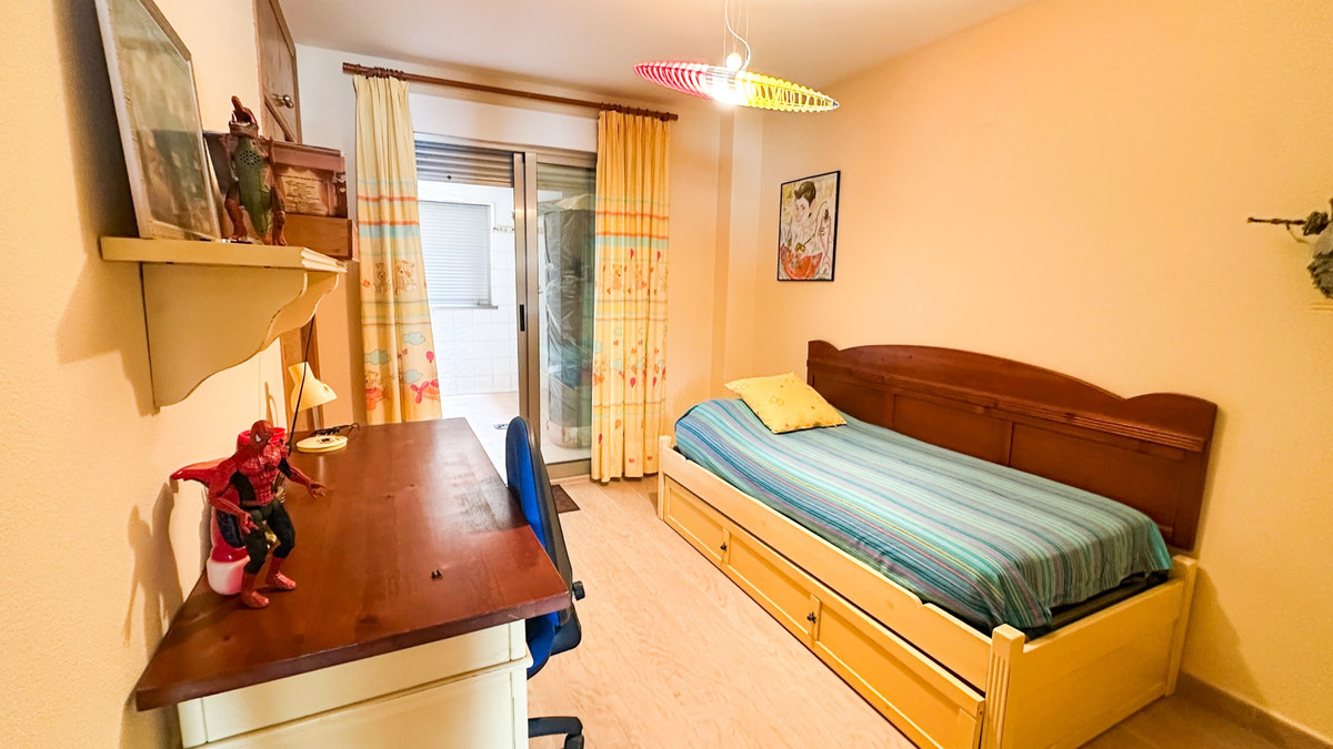 For sale - 4 Bedroom 3 Bathroom Apartment - Middle Floor Apartment in Torrevieja - Playa de los Locos  - Alicante