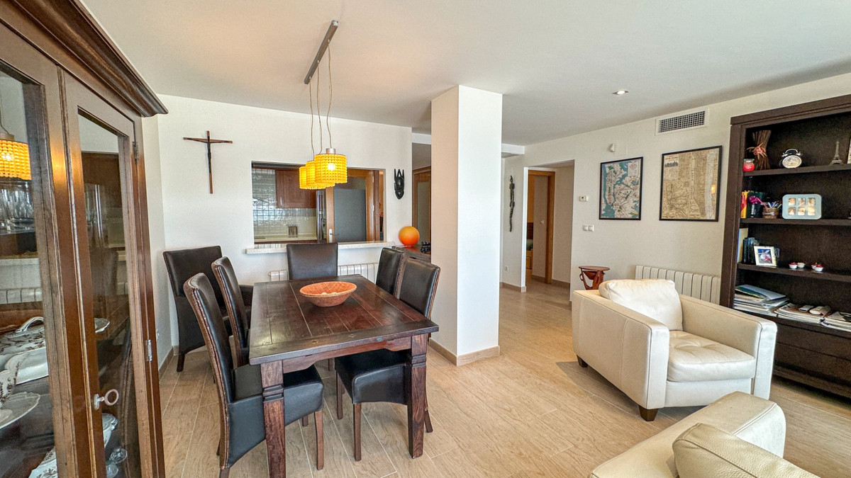 For sale - 4 Bedroom 3 Bathroom Apartment - Middle Floor Apartment in Torrevieja - Playa de los Locos  - Alicante