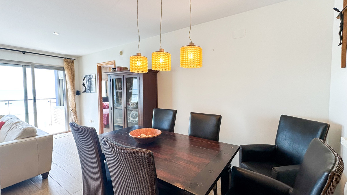 For sale - 4 Bedroom 3 Bathroom Apartment - Middle Floor Apartment in Torrevieja - Playa de los Locos  - Alicante