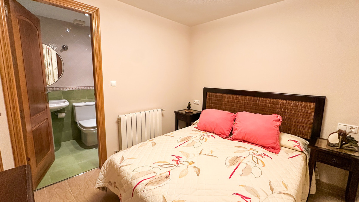 For sale - 4 Bedroom 3 Bathroom Apartment - Middle Floor Apartment in Torrevieja - Playa de los Locos  - Alicante