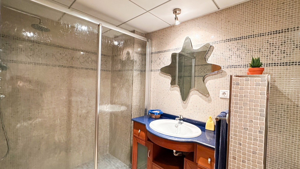 For sale - 4 Bedroom 3 Bathroom Apartment - Middle Floor Apartment in Torrevieja - Playa de los Locos  - Alicante