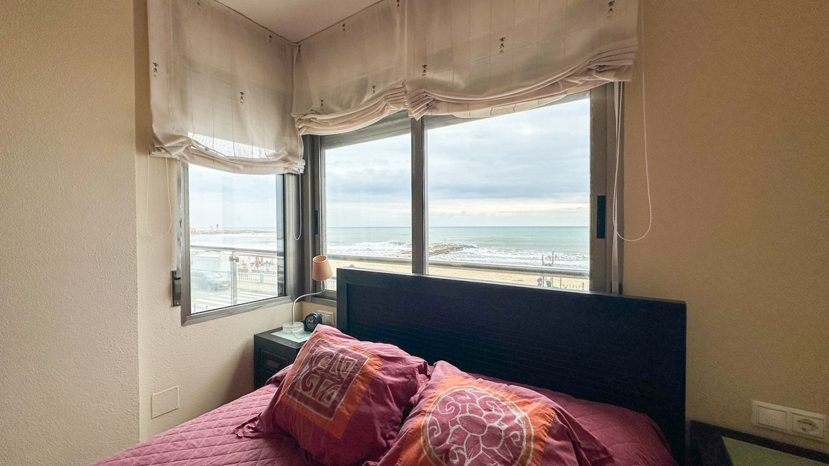 For sale - 4 Bedroom 3 Bathroom Apartment - Middle Floor Apartment in Torrevieja - Playa de los Locos  - Alicante