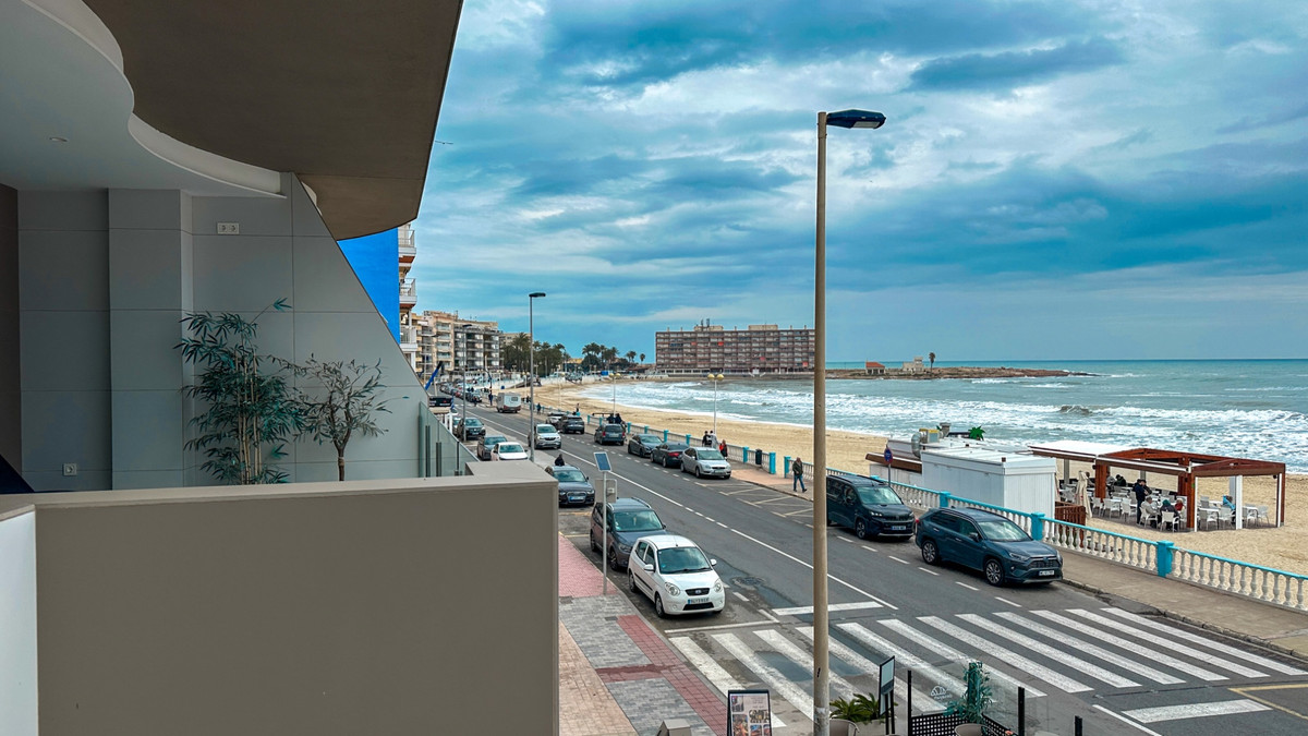 For sale - 4 Bedroom 3 Bathroom Apartment - Middle Floor Apartment in Torrevieja - Playa de los Locos  - Alicante