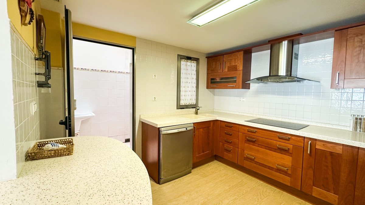 For sale - 4 Bedroom 3 Bathroom Apartment - Middle Floor Apartment in Torrevieja - Playa de los Locos  - Alicante