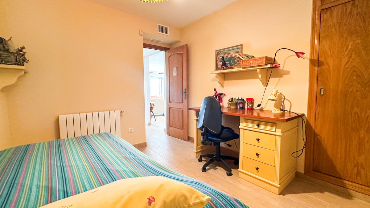 For sale - 4 Bedroom 3 Bathroom Apartment - Middle Floor Apartment in Torrevieja - Playa de los Locos  - Alicante
