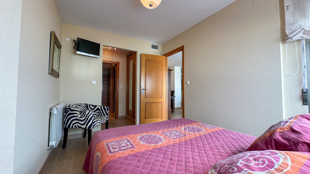 For sale - 4 Bedroom 3 Bathroom Apartment - Middle Floor Apartment in Torrevieja - Playa de los Locos  - Alicante