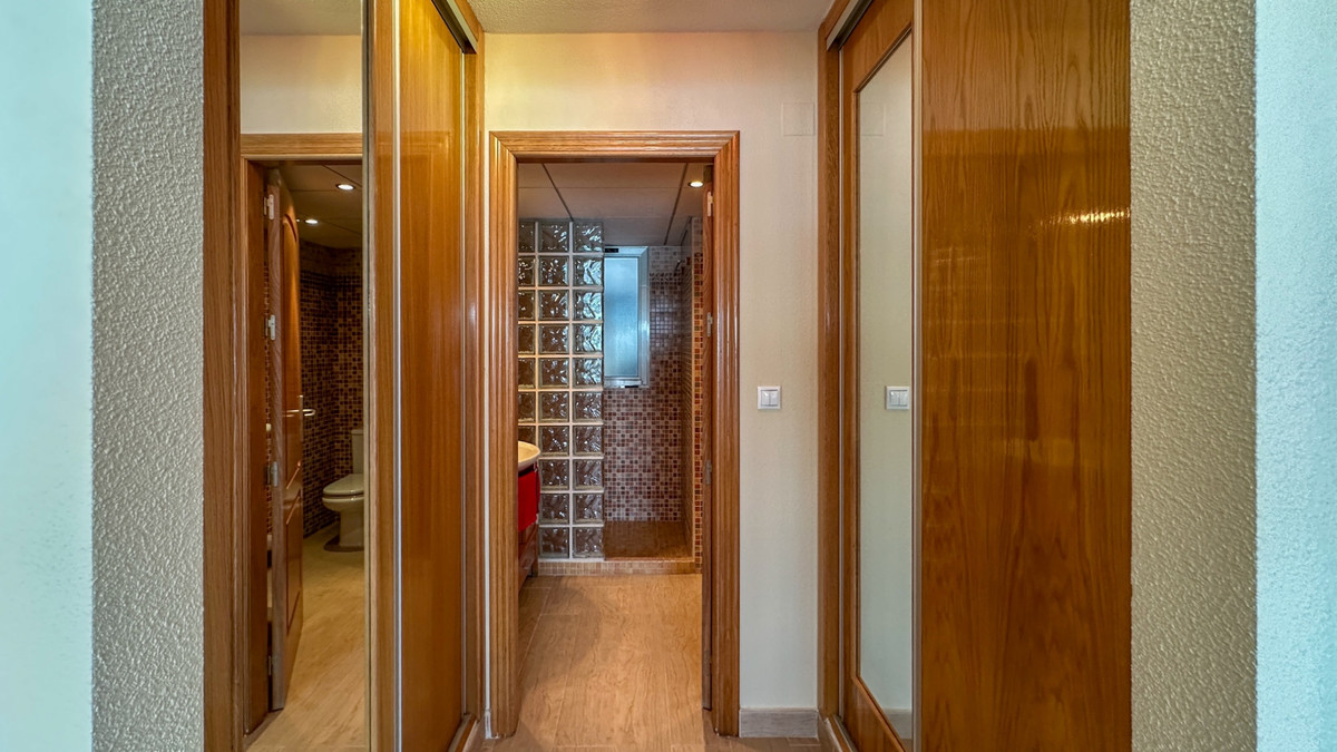 For sale - 4 Bedroom 3 Bathroom Apartment - Middle Floor Apartment in Torrevieja - Playa de los Locos  - Alicante
