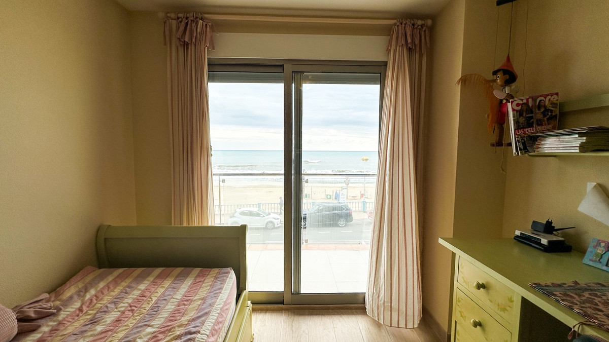 For sale - 4 Bedroom 3 Bathroom Apartment - Middle Floor Apartment in Torrevieja - Playa de los Locos  - Alicante