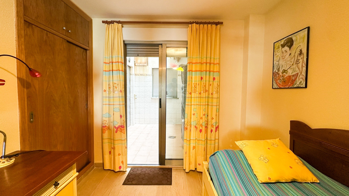 For sale - 4 Bedroom 3 Bathroom Apartment - Middle Floor Apartment in Torrevieja - Playa de los Locos  - Alicante