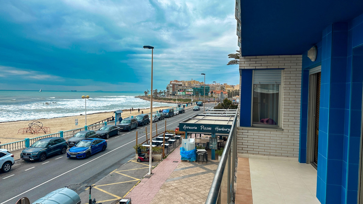 For sale - 4 Bedroom 3 Bathroom Apartment - Middle Floor Apartment in Torrevieja - Playa de los Locos  - Alicante