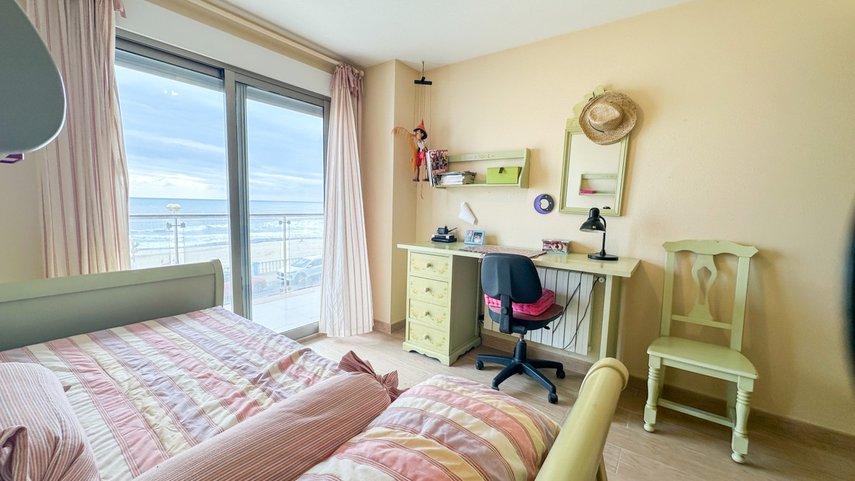 For sale - 4 Bedroom 3 Bathroom Apartment - Middle Floor Apartment in Torrevieja - Playa de los Locos  - Alicante