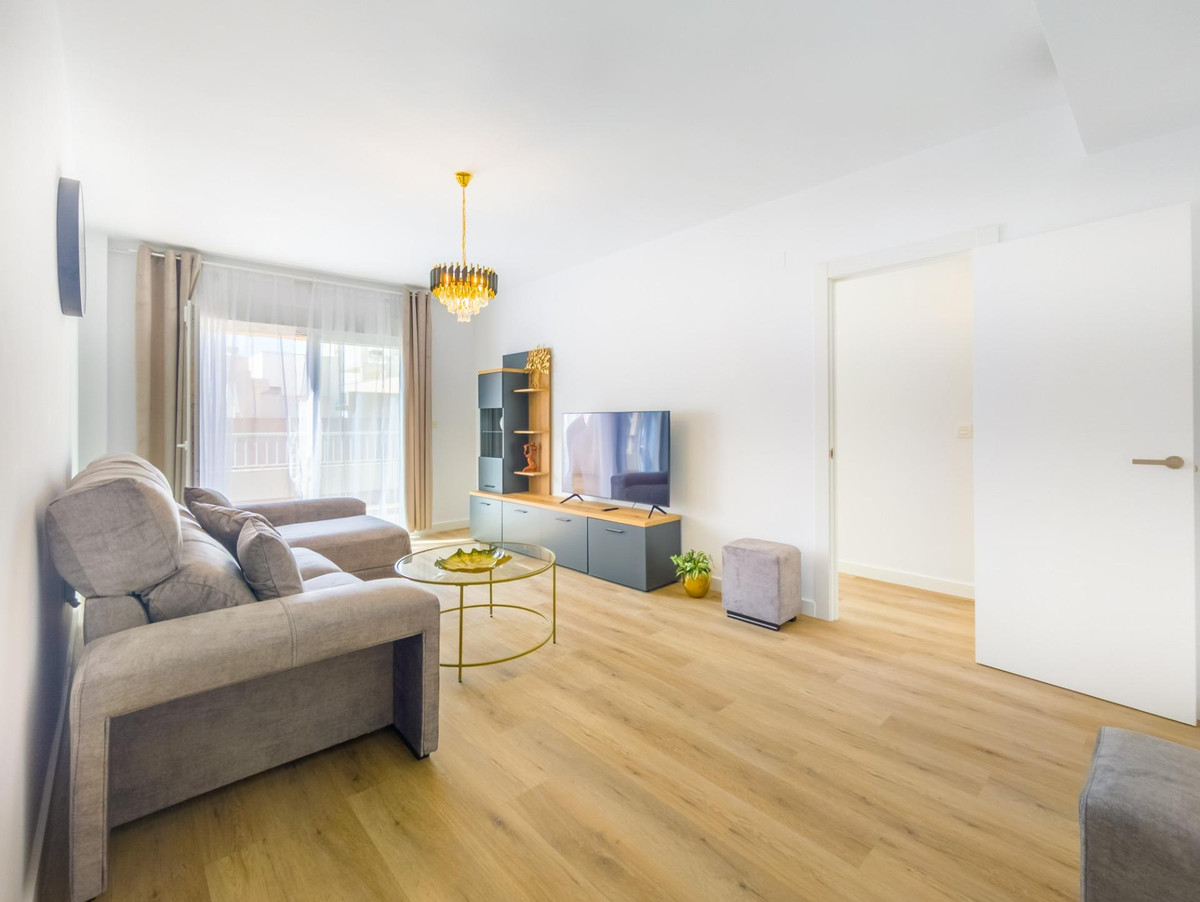 For sale - 3 Bedroom 2 Bathroom Apartment - Middle Floor Apartment in Torrevieja - Playa Del Cura  - Alicante