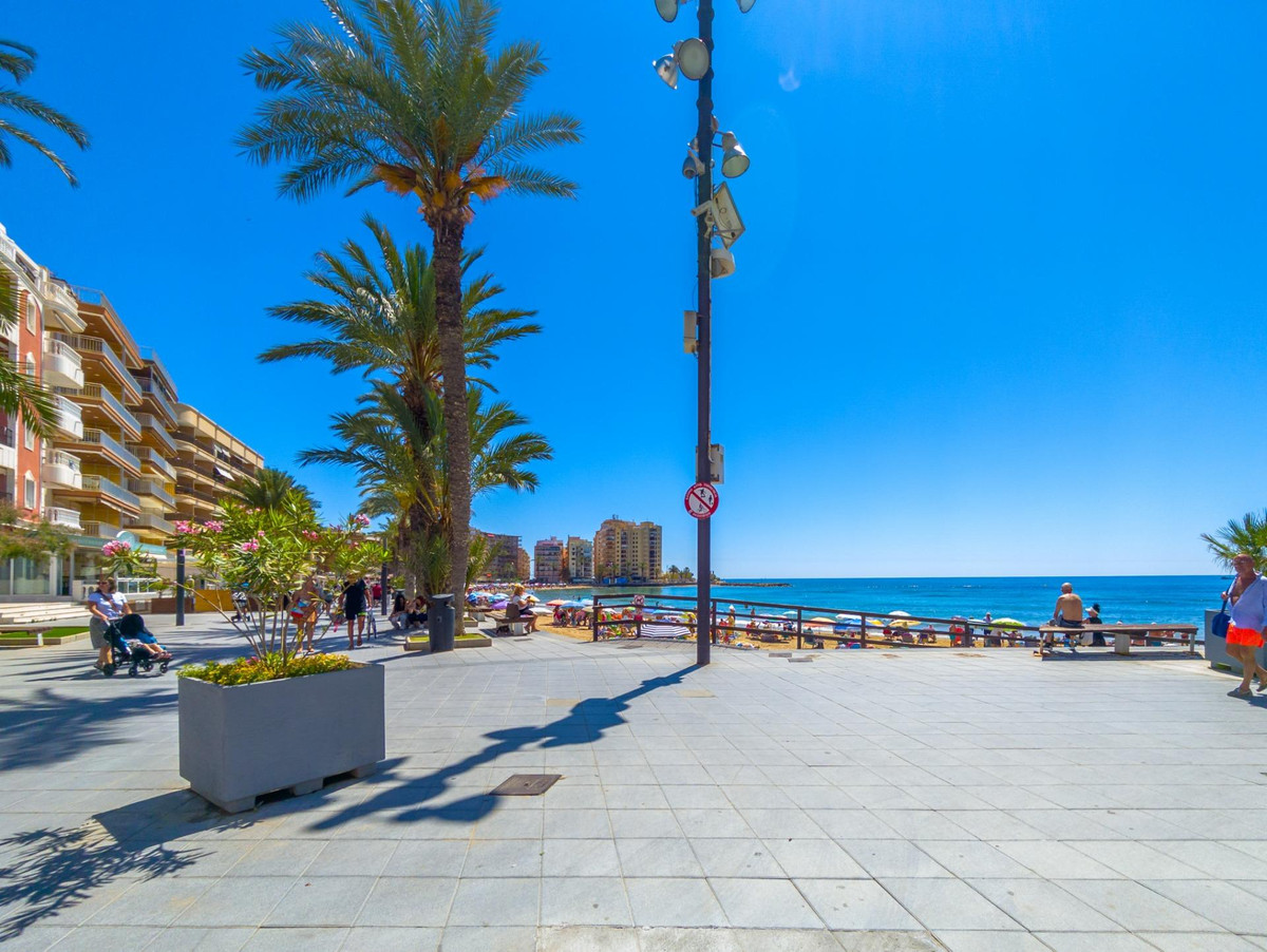 For sale - 3 Bedroom 2 Bathroom Apartment - Middle Floor Apartment in Torrevieja - Playa Del Cura  - Alicante